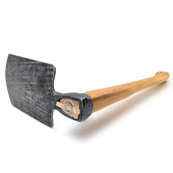 Met een hamer gesmede handschoffel van gebogen hout, model voor bloembedden nr. 1528, met een 55 cm lange es-houten steel in koeienpootvorm